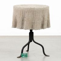 Table d'appoint ou table basse présentant un motif de nappe … (photo 2)