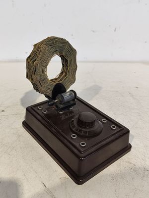 une image représentant un téléphone surmonté d'une bobine
