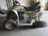 une photo d'une moto tout-terrain garée dans un garage