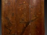 un paravent ancien en bois orné d'une peinture représentant un navire