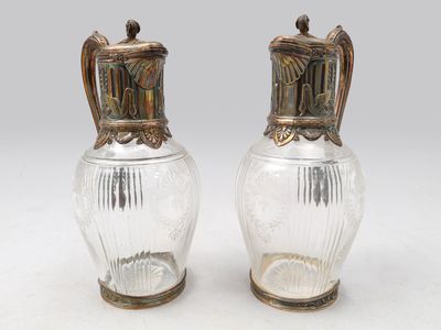 paire de vases anciens en argent et en verre, posés sur un socle, sur fond blanc