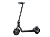 un scooter posé sur une surface blanche