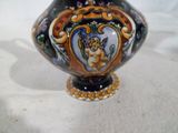 un vase orné d'une image de chat