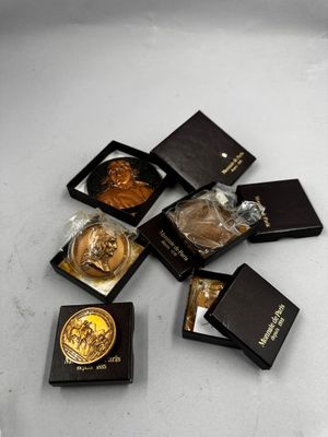 beaucoup de petites boîtes contenant des pièces d'or