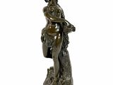 statue en bronze représentant une femme portant un panier sur l'épaule