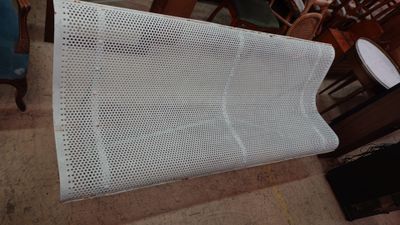 une photo d'un banc en plastique blanc dans une pièce