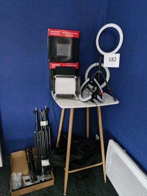 une petite table sur laquelle se trouvent un appareil photo et d'autres objets