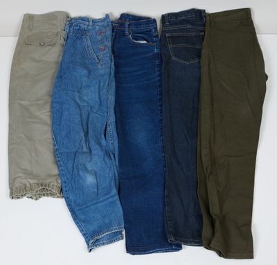 cinq paires de jeans pour homme alignées sur une surface blanche