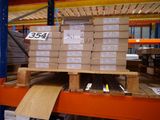 une pile de boîtes sur une palette dans un entrepôt