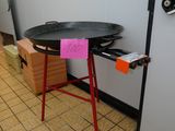 une petite table sur laquelle est posé un panneau, dans une pièce