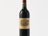 une bouteille de vin posée sur une table
