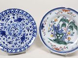 deux assiettes bleues et blanches à motifs posées sur une table