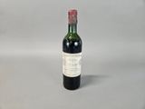 une vieille bouteille de vin posée sur une table