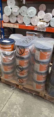 de nombreux rouleaux de papier toilette sur les rayons du magasin