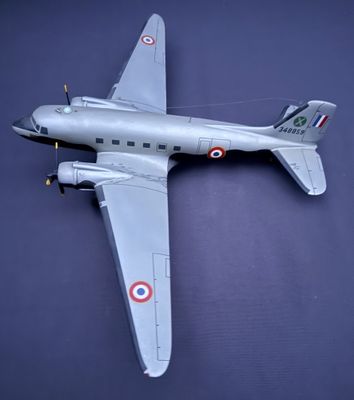une maquette d'avion posée sur une table