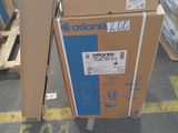 une boîte en carton posée sur une palette dans un entrepôt