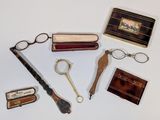 un grand nombre d'objets posés sur une table