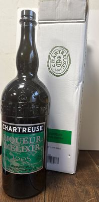 une bouteille de vin posée sur une table à côté d'une boîte