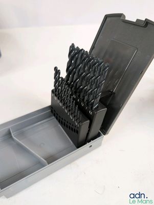 un lot de forets dans une boîte posée sur la table