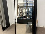 un grand miroir au milieu d'une pièce