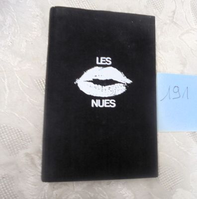 un livre noir orné d'un baiser blanc