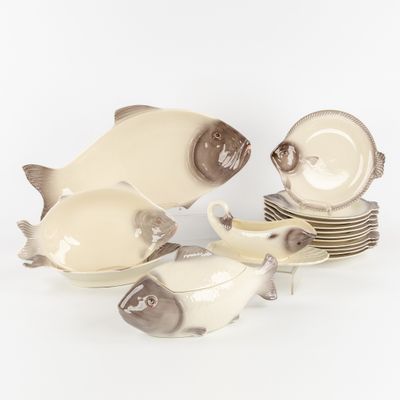 beaucoup d'assiettes et de tasses posées sur une table