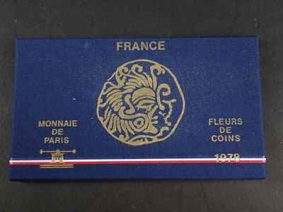 un gros plan sur une boîte bleue ornée d'un lion doré