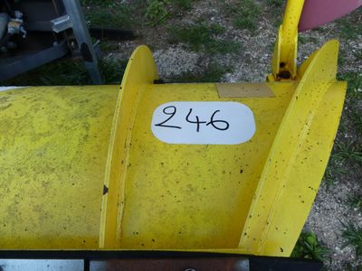 un gros plan d'une boîte aux lettres jaune sur laquelle figure un numéro