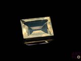 une image représentant un diamant taillé en carré sur fond noir
