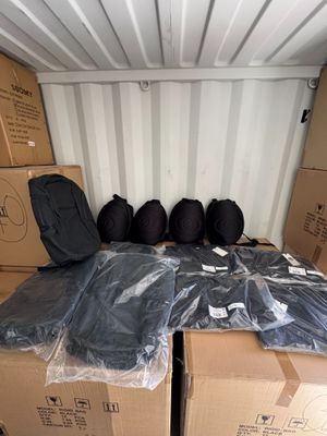 de nombreuses caisses à l'arrière d'un camion, sur lesquelles sont posés des chapeaux