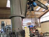 une photo d'un atelier d'usinage avec un bateau en arrière-plan