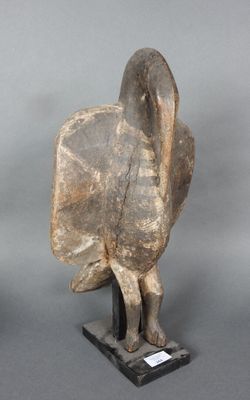 deux sculptures représentant un oiseau posé sur un socle, sur une surface grise