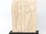 sculpture représentant un homme et une femme sur un socle, avec un fond blanc
