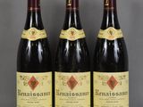 trois bouteilles de vin sont alignées sur une table
