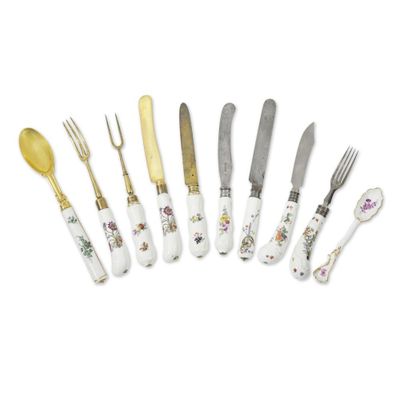 six couverts ornés de motifs floraux sont disposés sur un fond blanc