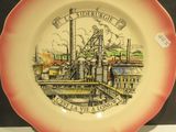 une assiette sur laquelle est représentée une usine