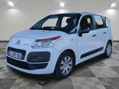 La camionnette blanche Citrole est garée dans une grande pièce.