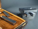 un morceau de métal dans une valise posée sur une table