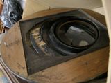 une photo d'une vieille machine à laver dans un carton