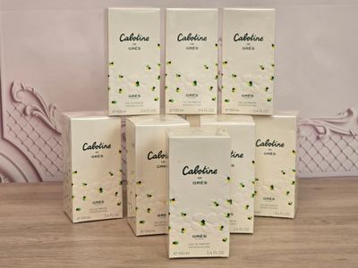 quatre boîtes d'eau de Cologne posées sur une table en bois