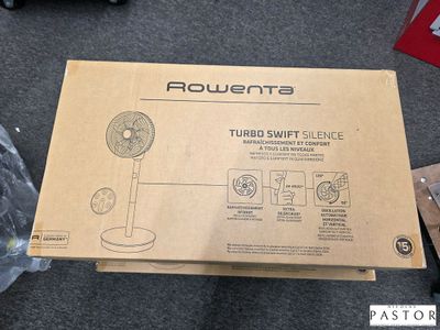 une boîte posée par terre, sur laquelle est posé un ventilateur