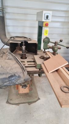 une machine posée sur une table dans un garage