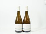 deux bouteilles de vin posées l'une à côté de l'autre sur une surface blanche