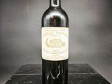 une bouteille de vin posée sur une boîte noire