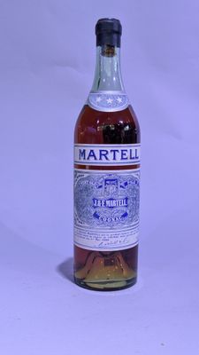 une bouteille de vin posée sur une table