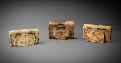 quatre pièces d'ivoire sculpté, ornées de motifs sur un fond gris