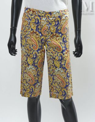un mannequin vêtu d'une chemise blanche et d'un short à imprimé paisley bleu et jaune