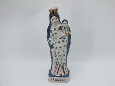 une image représentant une figurine de femme tenant un chat