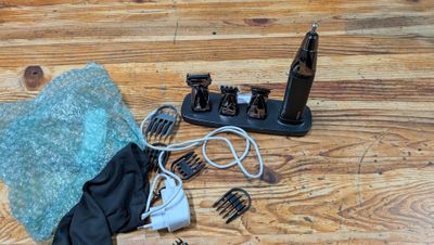 une photo montrant un sèche-cheveux, des peignes et d'autres objets posés sur un parquet
