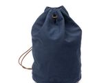 un sac à cordon bleu sur fond blanc
